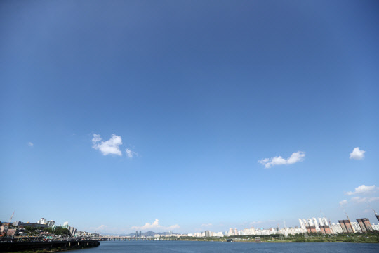 전국 대부분의 날씨가 쾌청할 것으로 예보된 24일 서울 하늘이 맑고 푸르다. 한국환경공단은 이날 미세먼지 농도가 전국 대부분 '좋음' 또는 '보통'일 것이라고 전했다.